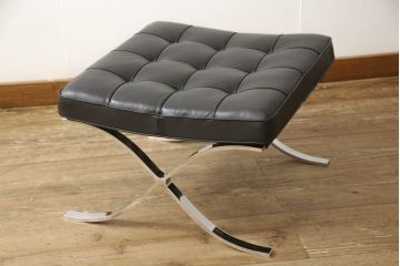 中古　超美品　展示美品　Knoll製(ノル)　Mies van der Rohe(ミース・ファン・デル・ローエ)　モダンでスタイリッシュなデザインが魅力のバルセロナチェア+オットマンセット(バルセロナスツール、1人掛けソファ、イス)(チェア定価約120万円、オットマン定価約60万円)(R-058234)