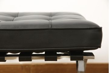 中古　超美品　展示美品　Knoll製(ノル)　Mies van der Rohe(ミース・ファン・デル・ローエ)　モダンでスタイリッシュなデザインが魅力のバルセロナチェア+オットマンセット(バルセロナスツール、1人掛けソファ、イス)(チェア定価約120万円、オットマン定価約60万円)(R-058234)