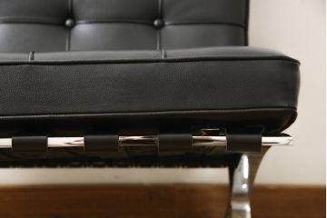 中古　超美品　展示美品　Knoll製(ノル)　Mies van der Rohe(ミース・ファン・デル・ローエ)　モダンでスタイリッシュなデザインが魅力のバルセロナチェア+オットマンセット(バルセロナスツール、1人掛けソファ、イス)(チェア定価約120万円、オットマン定価約60万円)(R-058234)