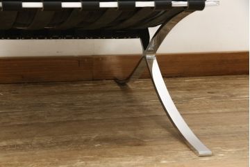 中古　超美品　展示美品　Knoll製(ノル)　Mies van der Rohe(ミース・ファン・デル・ローエ)　モダンでスタイリッシュなデザインが魅力のバルセロナチェア+オットマンセット(バルセロナスツール、1人掛けソファ、イス)(チェア定価約120万円、オットマン定価約60万円)(R-058234)