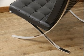 中古　超美品　展示美品　Knoll製(ノル)　Mies van der Rohe(ミース・ファン・デル・ローエ)　モダンでスタイリッシュなデザインが魅力のバルセロナチェア+オットマンセット(バルセロナスツール、1人掛けソファ、イス)(チェア定価約120万円、オットマン定価約60万円)(R-058234)