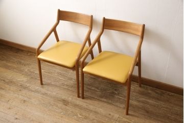 中古　美品　宮崎椅子製作所　ペペ(pepe)　ブラックチェリー　滑らかな曲線とスタイリッシュなデザインが魅力のアームチェア2脚セット(ダイニングチェア、椅子、イス)(R-058238)