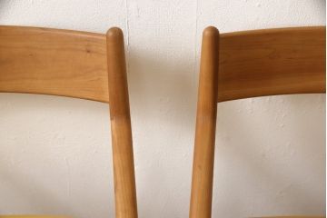 中古　美品　宮崎椅子製作所　ペペ(pepe)　ブラックチェリー　滑らかな曲線とスタイリッシュなデザインが魅力のアームチェア2脚セット(ダイニングチェア、椅子、イス)(R-058238)
