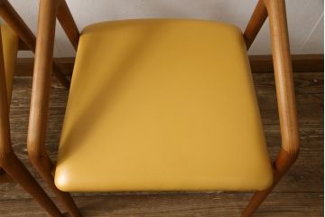中古　美品　宮崎椅子製作所　ペペ(pepe)　ブラックチェリー　滑らかな曲線とスタイリッシュなデザインが魅力のアームチェア2脚セット(ダイニングチェア、椅子、イス)(R-058238)