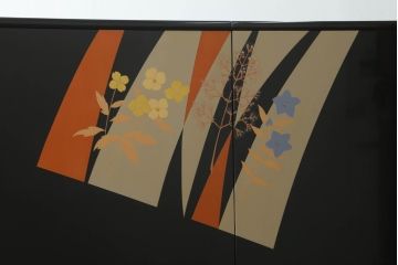 中古　展示品　未使用　香川漆器　総漆塗り　中桐　着物の柄のような艶やかな漆絵が美しい二連和箪笥(定価約360万円)(和タンス、着物箪笥、和服箪笥、ワードローブ、桐たんす、桐箪笥)(R-058250)