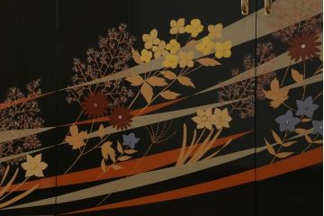 中古　展示品　未使用　香川漆器　総漆塗り　中桐　着物の柄のような艶やかな漆絵が美しい二連和箪笥(定価約360万円)(和タンス、着物箪笥、和服箪笥、ワードローブ、桐たんす、桐箪笥)(R-058250)