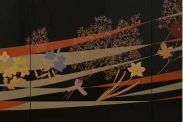 中古　展示品　未使用　香川漆器　総漆塗り　中桐　着物の柄のような艶やかな漆絵が美しい二連和箪笥(定価約360万円)(和タンス、着物箪笥、和服箪笥、ワードローブ、桐たんす、桐箪笥)(R-058250)