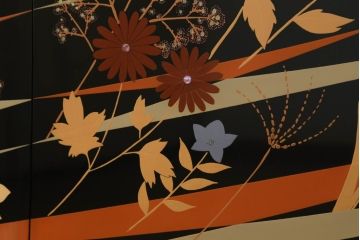 中古　展示品　未使用　香川漆器　総漆塗り　中桐　着物の柄のような艶やかな漆絵が美しい二連和箪笥(定価約360万円)(和タンス、着物箪笥、和服箪笥、ワードローブ、桐たんす、桐箪笥)(R-058250)