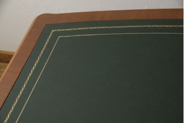 中古　最高級　イタリア製　マホガニー材　象嵌入り　繊細な脚の彫刻や滑らかな曲線が美しい両袖机(定価推定 100万円前後)(プレジデントデスク、ニーホールデスク、在宅ワーク用、テーブル)(R-058251)