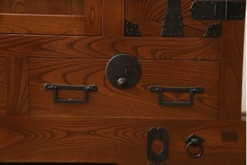 和製ビンテージ　手打ち金具　無垢総欅(ケヤキ)材　シンプルな金具が和モダンな雰囲気を醸し出す米沢車箪笥(和箪笥、収納箪笥、引き出し、ヴィンテージ)(R-058252)