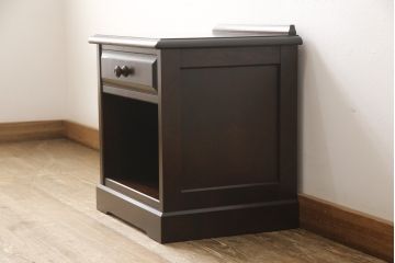 中古　美品　北海道民芸家具　大人の落ち着きのある空間づくりにおすすめのサイドテーブル(ナイトテーブル、花台、電話台、サイドチェスト)(R-058256)