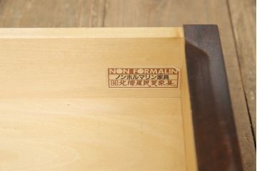 中古　北海道民芸家具　和洋どちらのお部屋にも取り入れやすいシックな本立て(卓上収納、小物収納、ブックスタンド)(R-058257)