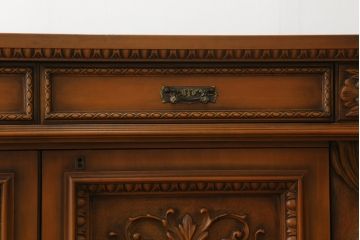 中古　超美品　エイシン取り扱い　イタリア高級家具　美術品のような細やかな彫刻が美しいサイドボード(定価約120万円)(キャビネット、カウンター、収納棚、リビングボード)(R-058264)