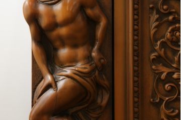 中古　超美品　エイシン取り扱い　イタリア高級家具　美術品のような細やかな彫刻が美しいサイドボード(定価約120万円)(キャビネット、カウンター、収納棚、リビングボード)(R-058264)
