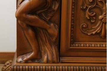 中古　超美品　エイシン取り扱い　イタリア高級家具　美術品のような細やかな彫刻が美しいサイドボード(定価約120万円)(キャビネット、カウンター、収納棚、リビングボード)(R-058264)