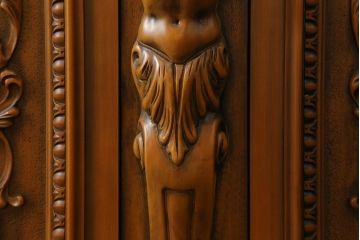 中古　超美品　エイシン取り扱い　イタリア高級家具　美術品のような細やかな彫刻が美しいサイドボード(定価約120万円)(キャビネット、カウンター、収納棚、リビングボード)(R-058264)