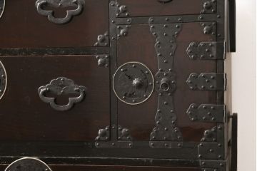 和製アンティーク　明治大正期　前面栗材　蝶覆輪金具　漆のきれいな米沢箪笥(重ね箪笥、和たんす、収納箪笥、時代箪笥、整理タンス)(R-058265)