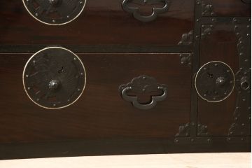 和製アンティーク　明治大正期　前面栗材　蝶覆輪金具　漆のきれいな米沢箪笥(和たんす、収納箪笥、時代箪笥、整理タンス)(R-058266)