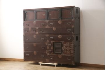 アンティーク家具　明治大正期　前面欅(ケヤキ)材　銅金具の模様まで美しい漆のきれいな大川箪笥(重ね箪笥、和たんす、収納箪笥、時代箪笥、整理タンス)(R-058271)