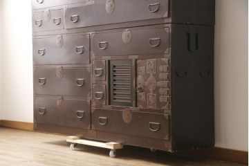 アンティーク家具　明治大正期　前面欅(ケヤキ)材　銅金具の模様まで美しい漆のきれいな大川箪笥(重ね箪笥、和たんす、収納箪笥、時代箪笥、整理タンス)(R-058271)