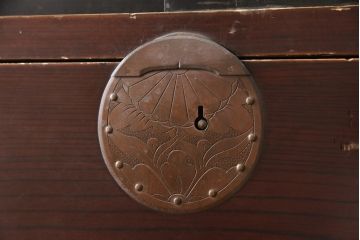 アンティーク家具　明治大正期　前面欅(ケヤキ)材　銅金具の模様まで美しい漆のきれいな大川箪笥サイドボード(サイドチェスト、和たんす、収納箪笥、時代箪笥、整理タンス)(R-058272)