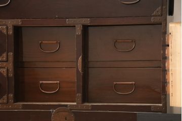 アンティーク家具　明治大正期　前面欅(ケヤキ)材　銅金具の模様まで美しい漆のきれいな大川箪笥サイドボード(サイドチェスト、和たんす、収納箪笥、時代箪笥、整理タンス)(R-058273)