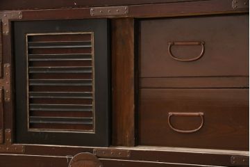 アンティーク家具　明治大正期　前面欅(ケヤキ)材　銅金具の模様まで美しい漆のきれいな大川箪笥サイドボード(サイドチェスト、和たんす、収納箪笥、時代箪笥、整理タンス)(R-058273)