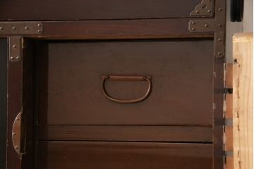 アンティーク家具　明治大正期　前面欅(ケヤキ)材　銅金具の模様まで美しい漆のきれいな大川箪笥サイドボード(サイドチェスト、和たんす、収納箪笥、時代箪笥、整理タンス)(R-058273)