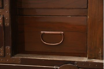 アンティーク家具　明治大正期　前面欅(ケヤキ)材　銅金具の模様まで美しい漆のきれいな大川箪笥サイドボード(サイドチェスト、和たんす、収納箪笥、時代箪笥、整理タンス)(R-058273)