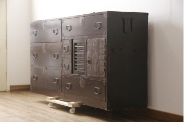 アンティーク家具　明治大正期　前面欅(ケヤキ)材　銅金具の模様まで美しい漆のきれいな大川箪笥サイドボード(サイドチェスト、和たんす、収納箪笥、時代箪笥、整理タンス)(R-058273)