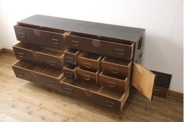 アンティーク家具　明治大正期　前面欅(ケヤキ)材　銅金具の模様まで美しい漆のきれいな大川箪笥サイドボード(サイドチェスト、和たんす、収納箪笥、時代箪笥、整理タンス)(R-058273)