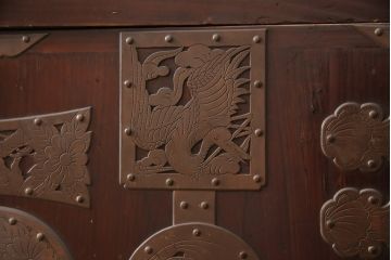 アンティーク家具　明治大正期　前面欅(ケヤキ)材　銅金具の模様まで美しい漆のきれいな大川箪笥サイドボード(サイドチェスト、和たんす、収納箪笥、時代箪笥、整理タンス)(R-058273)