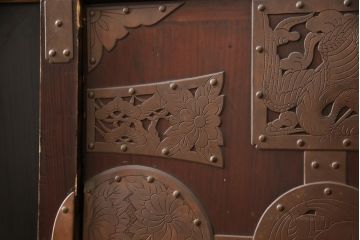 アンティーク家具　明治大正期　前面欅(ケヤキ)材　銅金具の模様まで美しい漆のきれいな大川箪笥サイドボード(サイドチェスト、和たんす、収納箪笥、時代箪笥、整理タンス)(R-058273)