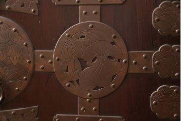アンティーク家具　明治大正期　前面欅(ケヤキ)材　銅金具の模様まで美しい漆のきれいな大川箪笥サイドボード(サイドチェスト、和たんす、収納箪笥、時代箪笥、整理タンス)(R-058273)