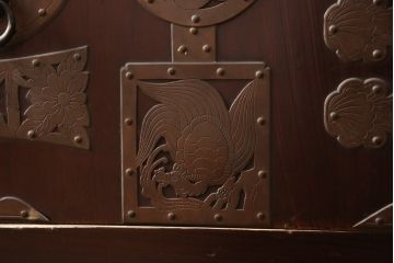 アンティーク家具　明治大正期　前面欅(ケヤキ)材　銅金具の模様まで美しい漆のきれいな大川箪笥サイドボード(サイドチェスト、和たんす、収納箪笥、時代箪笥、整理タンス)(R-058273)