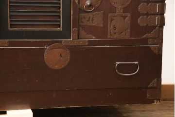アンティーク家具　明治大正期　前面欅(ケヤキ)材　銅金具の模様まで美しい漆のきれいな大川箪笥サイドボード(サイドチェスト、和たんす、収納箪笥、時代箪笥、整理タンス)(R-058273)