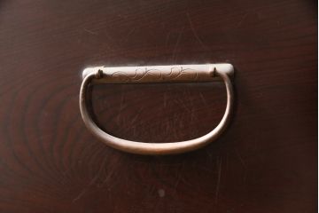 アンティーク家具　明治大正期　前面欅(ケヤキ)材　銅金具の模様まで美しい漆のきれいな大川箪笥サイドボード(サイドチェスト、和たんす、収納箪笥、時代箪笥、整理タンス)(R-058273)