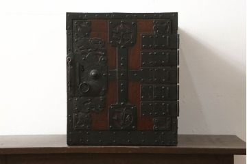 和製アンティーク　古民具・骨董　桐材　前面ぎっしりの金具が魅力!重厚感あふれる佐渡船箪笥(掛硯型、懸硯型、舟箪笥、時代箪笥、小物収納、帳場箪笥)(R-058275)