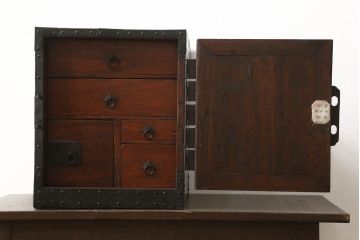 和製アンティーク　古民具・骨董　桐材　前面ぎっしりの金具が魅力!重厚感あふれる佐渡船箪笥(掛硯型、懸硯型、舟箪笥、時代箪笥、小物収納、帳場箪笥)(R-058275)