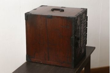 和製アンティーク　古民具・骨董　桐材　前面ぎっしりの金具が魅力!重厚感あふれる佐渡船箪笥(掛硯型、懸硯型、舟箪笥、時代箪笥、小物収納、帳場箪笥)(R-058275)