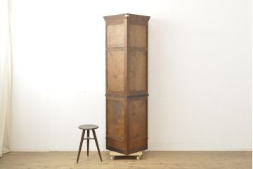 中古　美品　松本民芸家具　美しい彫りや曲線のデザインが魅力的なD型隅棚(コーナーキャビネット、ホールクロック、時計、収納棚)(定価約58万円)(R-058280)