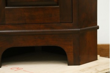 中古　美品　松本民芸家具　美しい彫りや曲線のデザインが魅力的なD型隅棚　定価約58万円　(R-058280)