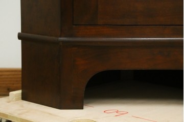 中古　美品　松本民芸家具　美しい彫りや曲線のデザインが魅力的なD型隅棚　定価約58万円　(R-058280)