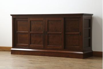 中古　美品　希少!!　松本民芸家具　クラシカルな雰囲気お高める特注品のサイドボード(ローボード、サイドキャビネット、収納棚、戸棚)(R-058282)