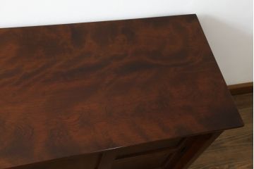 中古　美品　希少!!　松本民芸家具　クラシカルな雰囲気お高める特注品のサイドボード(ローボード、サイドキャビネット、収納棚、戸棚)(R-058282)