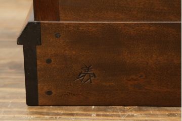 中古　美品　希少!!　松本民芸家具　クラシカルな雰囲気お高める特注品のサイドボード(ローボード、サイドキャビネット、収納棚、戸棚)(R-058282)