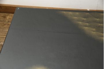 中古　美品　ガラス天板付き　輪島塗り　沈金　緻密な松葉模様のモダンな座卓(ローテーブル、センターテーブル)(R-058286)