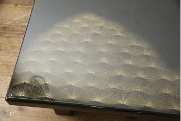 中古　美品　ガラス天板付き　輪島塗り　沈金　緻密な松葉模様のモダンな座卓(ローテーブル、センターテーブル)(R-058286)