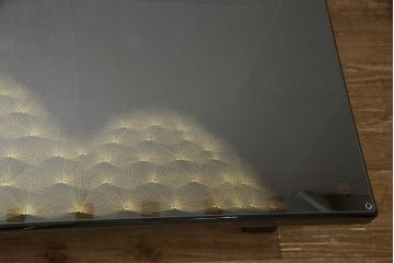 中古　美品　ガラス天板付き　輪島塗り　沈金　緻密な松葉模様のモダンな座卓(ローテーブル、センターテーブル)(R-058286)