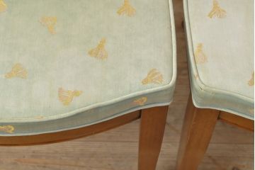 中古　DREXEL HERITAGE(ドレクセルヘリテイジ)　FRANCESCA(フランチェスカ)シリーズ　ラタンの背もたれと明るい色味のファブリックが爽やかな印象を与えるダイニングチェア2脚セット(定価約32万円・2脚)(サイドチェア、椅子、イス)(R-058290)